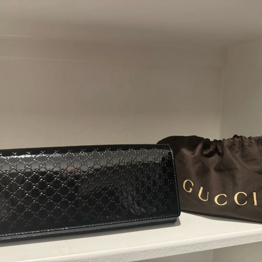 Gucci Glossy Black Patterned Clutch - Picture 1 of 4